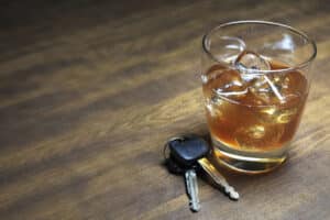 Alkoholfahrt mit 1,1 Promille: Statt einem Fahrverbot droht der dauerhafte Entzug der Fahrerlaubnis.