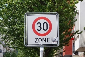 In einer 30er-Zone muss auch mit dem Fahrrad die Geschwindigkeit entsprechend angepasst werden.