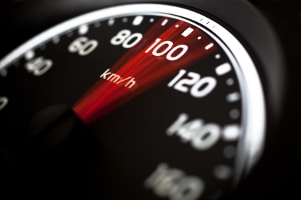 Von 50 auf 100 km/h: Der Bremsweg vervierfacht sich bei verdoppelter Geschwindigkeit.