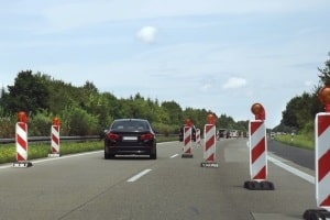 Wer bis zu 60 km/h zu schnell auf der Autobahn zudem an einer Baustelle vorbeifährt, der bekommt noch eine Extra-Sanktion.