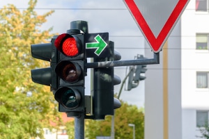 Bei einem Grünpfeil dürfen Sie auch dann abbiegen, wenn die Ampel rot ist. 