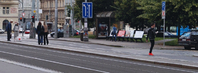 Ein abgesenkter Bordstein signalisiert meist eine Einfahrt oder einen Fußgängerüberweg.