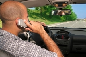 Ablenkung als Unfallursache: Am häufigsten lassen sich Fahrer von ihrem Handy ablenken.