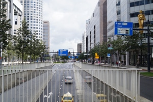 Abstandsmessung auf der Autobahn: Von einer Brücke aus haben die Beamten den besten Überblick.