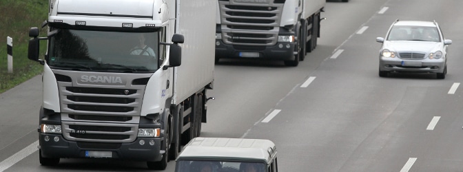 Eine Abstandsunterschreitung zum vorausfahrenden Lkw kann zu schweren Unfällen führen.