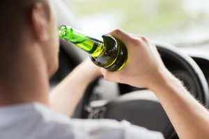 Alkohol vor oder während der Fahrt kann neben einem Bußgeld auch zu einem Fahrverbot führen.