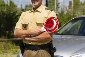 Bei einer Polizeikontrolle wird der Alkoholgehalt per Messgerät über den Atem bestimmt.