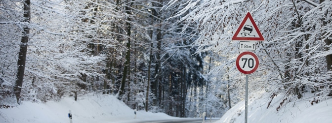 Mit Allwetterreifen im Winter unterwegs: Ist das eigentlich erlaubt?