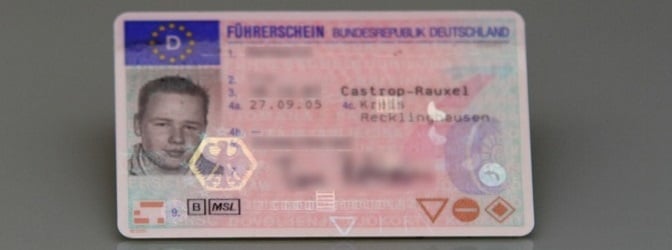 Welche Altersgrenze beim Führerschein gilt, ist von der Fahrerlaubnisklasse abhängig.