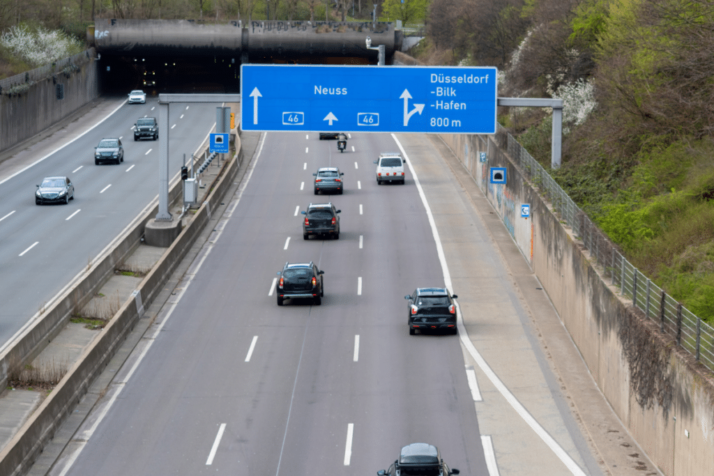 Die amtliche Wegweisung auf der Autobahn basiert auf einem blauem Beschilderungssystem.