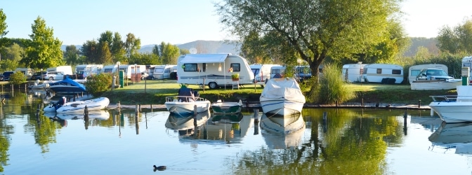 Mit dem Anhängerführerschein kann unbeschwert in den Camping-Urlaub gefahren werden.