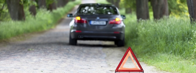 Zur Ausrüstung im Auto gehören in Frankreich Warnweste, Warndreieck und Verbandskasten.