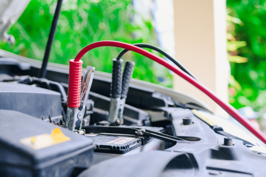 Sollte Ihr Auto trotz Starthilfe nicht anspringen, ist eventuell ein Wechsel der Autobatterie nötig.