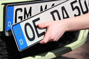 Es sind diverse Unterlagen notwendig, um am Auto das Nummernschild zu wechseln.