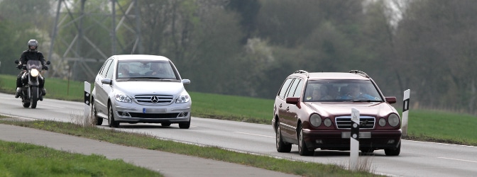 Es ist von großer Wichtigkeit, zum vorausfahrenden Auto einen Sicherheitsabstand einzuhalten.