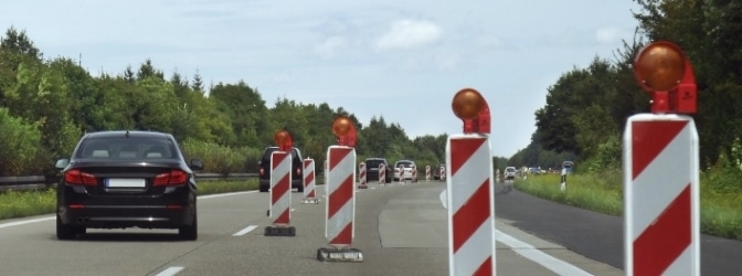 Gerade auf der Autobahn sind Baustellen nervige Hindernisse. Trotzdem müssen der Sicherheit halber gewisse Regeln beachtet werden.