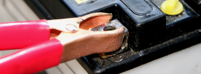 Sie sollten Ihre Autobatterie regelmäßig laden, andernfalls drohen Schäden.
