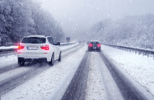 Autofahren bei Glätte: Vor allem abruptes Bremsen kann zur Gefahr werden.