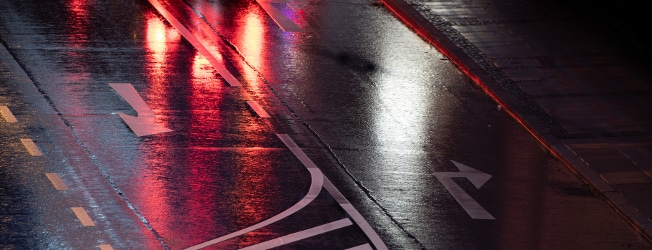 Autofahren bei Regen? Licht einschalten, Tempo reduzieren und Abstand vergrößern!