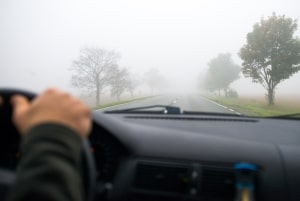 Sollte beim Autofahren im Herbst plötzlich Nebel auftreten, gilt es, das Tempo zu reduzieren.