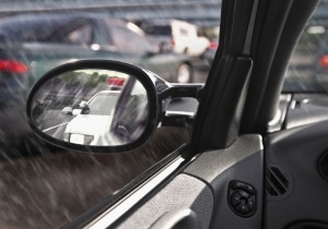 Abblendlicht an und Abstand vergrößern gilt für das Autofahren im Herbst bei Regen!