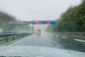 Das Autofahren bei Unwetter erfordert eine hohe Konzentration.