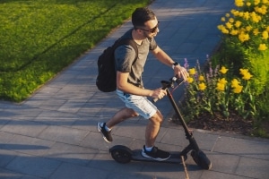 Obwohl sie umweltfreundlicher sind als Autos, gelten E-Scooter als umweltschädlich.