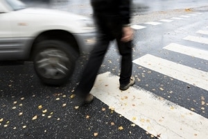 Vergewissern Sie sich, dass die Autos am Fußgängerüberweg halten, bevor Sie die Straße betreten.