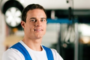 Ein Experte kann Autos mit möglichem Hagelschaden professionell begutachten.