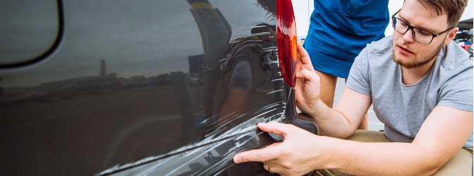 Stießen Sie mit Ihrer Autotür gegen ein anderes Auto, liegt Fahrerflucht vor, wenn Sie danach einfach wegfahren. 