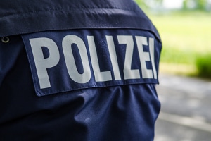 Es empfiehlt sich, die Polizei zu rufen, wenn Sie Ihre Autotür gegen ein anderes Auto geschlagen haben.