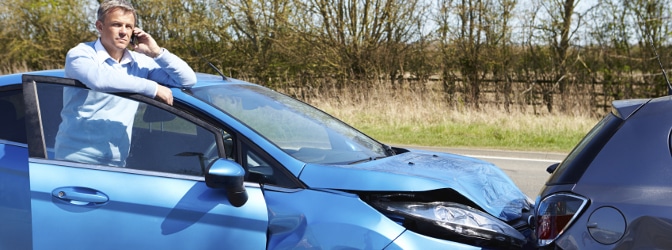 Nach einem Unfall sollten Sie unverzüglich Ihrer Autoversicherung den Schaden melden.