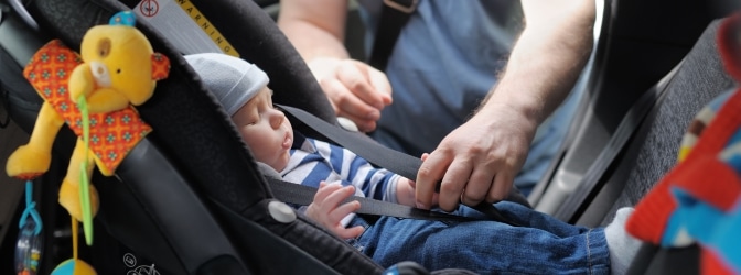 Baby an Bord! Im Auto ist die Babyschale für Neugeborene in der Regel Pflicht.