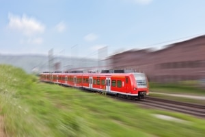 Fußgänger sollten die Gleise nur an einem geeigneten Bahnübergang überqueren.