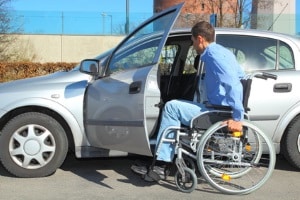 Auf einem Behindertenparkplatz dürfen Rollstuhlfahrer parken, die den geforderten Parkausweis besitzen und diesen sichtbar im Frontscheibenbreich auslegen.