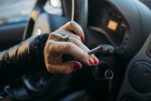 Personen, die bekifft mit dem Auto fahren, riskieren unter anderem durch hohe THC-Werte einen Fahrerlaubnisentzug.