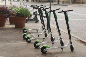 Blaues Versicherungskennzeichen als Klebefolie? Für E-Scooter gibt es diese schon seit 2019.