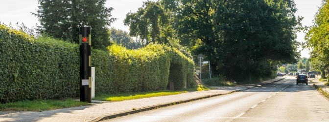 Wer als Privatperson gegen Raser vorgehen will, darf unter Umständen eine Blitzer-Attrappe auf seinem Grundstück errichten.