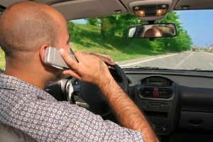 Auch unabhängig vom Blitzer: Mit dem Handy in der Hand zu fahren ist verboten.