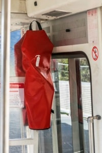 Feuerlöscher im Bus: Gemäß den Regeln im Verkehrsrecht, darf dieser keinesfalls fehlen.