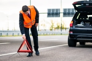 Führen Sie im Auto keine Warnweste mit, droht ein Bußgeld in Belgien.