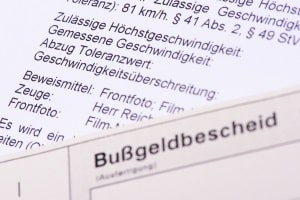 Bußgeldbescheid erhalten: Das Bussgeld aus der Schweiz nicht zu bezahlen, kann Konsequenzen haben.