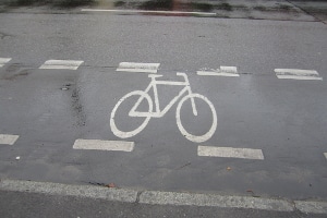 Straßenverkehrsordnung: Mit dem Fahrrad dürfen Sie auf dem Schutzstreifen fahren.