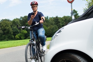 Bei Nutzung des Mobiltelefons auf dem Fahrrad wird laut Bußgeldkatalog ein Bußgeld von 55 Euro fällig.