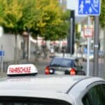 Auto mit Fahrschulschild