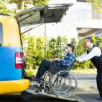 Einladen eines Rollstuhlfahrers in ein behindertengerechtes Auto
