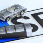 Kennzeichen und Autoschlüssel