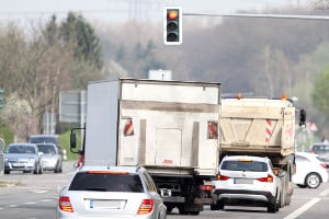 Rote Ampel überfahren? Die Zentrale Bußgeldstelle in Speyer verfolgt den Verstoß.