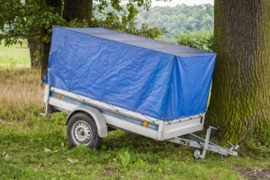 Ein Lkw darf in der C1-Klasse auch mit Anhänger geführt werden, wenn dieser nicht schwerer als 750 kg ist.