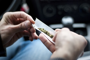 Fahrern, denen der Konsum von Cannabis beim Autofahren nicht erlaubt ist, drohen weitreichende Konsequenzen.